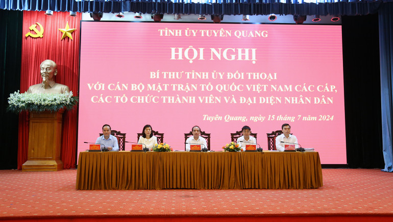 Các đồng chí chủ trì hội nghị.