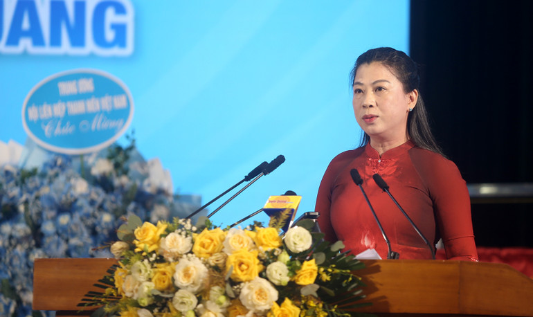 Đồng chí Lê Thị Kim Dung, Phó Bí thư Thường trực Tỉnh ủy, Chủ tịch Hội đồng nhân dân tỉnh phát biểu tại đại hội.