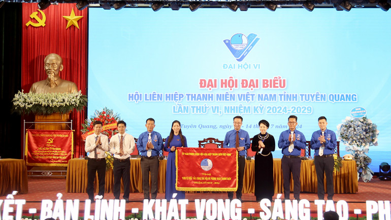 Ủy ban Trung ương Hội Liên hiệp Thanh niên Việt Nam tặng cờ Đơn vị xuất sắc công tác hội và phong trào Thanh niên nhiệm kỳ 2019-2024 cho Hội Liên hiệp Thanh niên Việt Nam tỉnh Tuyên Quang.