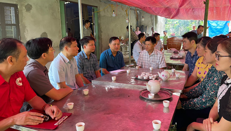 Phó Chủ tịch Ủy ban nhân dân tỉnh Nguyễn Thế Giang và lãnh đạo các sở, ngành tỉnh Tuyên Quang thăm hỏi gia đình nạn nhân tại xã Kiên Đài, huyện Chiêm Hóa.