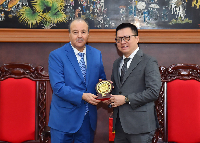 Tổng Biên tập Lê Quốc Minh tặng Đại sứ Abdelhamid Boubazine biểu trưng Báo Nhân Dân. (Ảnh: THỦY NGUYÊN)