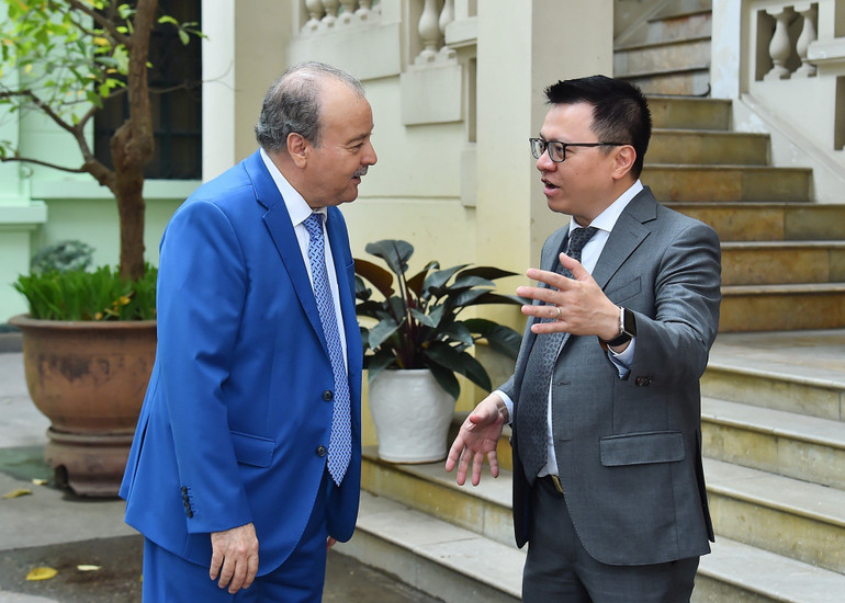 Tổng Biên tập Lê Quốc Minh và Đại sứ Abdelhamid Boubazine trò chuyện trong khuôn viên tòa soạn Báo Nhân Dân. (Ảnh: THỦY NGUYÊN)