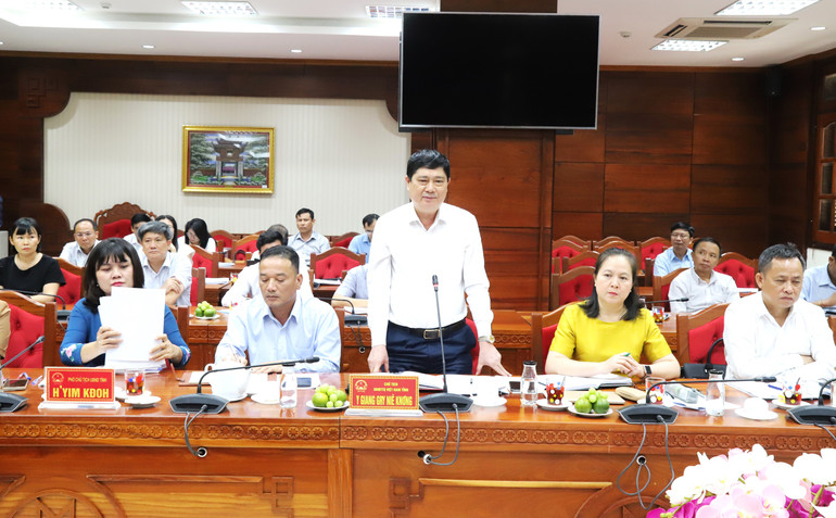 Giám đốc Sở Giáo dục và Đào tạo tỉnh Đắk Lắk Phạm Đăng Khoa báo cáo tình hình phát triển giáo dục và đào tạo của tỉnh trong thời gian qua.