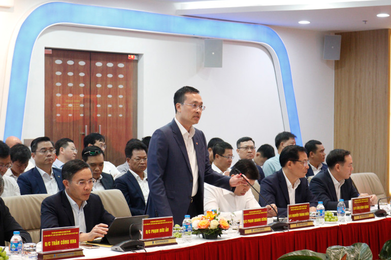 Các đại biểu phát biểu ý kiến thảo luận.