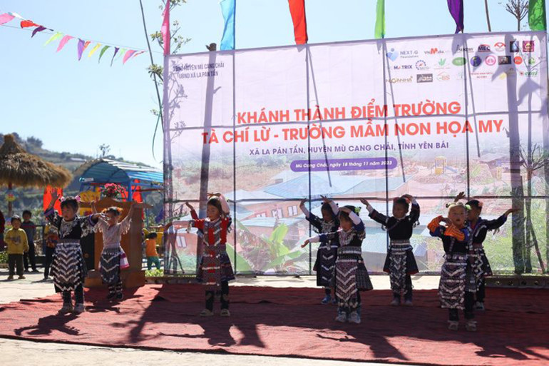 Các em học sinh biểu diễn văn nghệ trong Lễ khánh thành Điểm trường. Các em học sinh biểu diễn văn nghệ trong Lễ khánh thành Điểm trường.