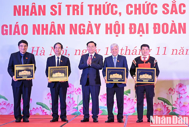 Chủ tịch Quốc hội gặp mặt đại biểu Quốc hội là người dân tộc thiểu số, nhân sĩ trí thức, chức sắc tôn giáo và nhà giáo. (Ảnh: Duy Linh) Chủ tịch Quốc hội gặp mặt đại biểu Quốc hội là người dân tộc thiểu số, nhân sĩ trí thức, chức sắc tôn giáo và nhà giáo. (Ảnh: Duy Linh)