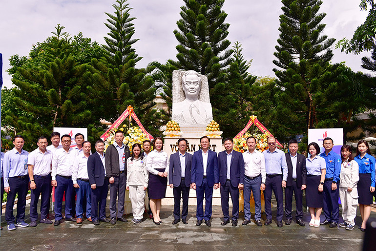 Các đại biểu chụp hình lưu niệm trước tượng đài cố Thủ tướng Võ Văn Kiệt.