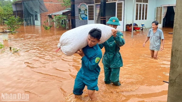 Lực lượng dân quân hỗ trợ người dân di dời các vật dụng ra khỏi khu vực ngập nước. Lực lượng dân quân hỗ trợ người dân di dời các vật dụng ra khỏi khu vực ngập nước.