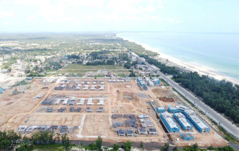 Công trình xây dựng Khu Dịch vụ-Du lịch Gio Hải của T&T Group ở biển Gio Hải đang sôi động.