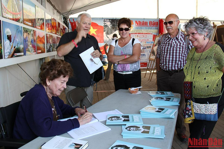 Biết tin có bà Raymonde Dien ở Gian trưng bày Báo Nhân Dân tại Hội báo Nhân đạo ngày 13/9/2014, nhiều bạn bè Pháp và quốc tế đến hỏi thăm và xin chữ ký cho cuốn hồi ký về cuộc đời hoạt động của bà.