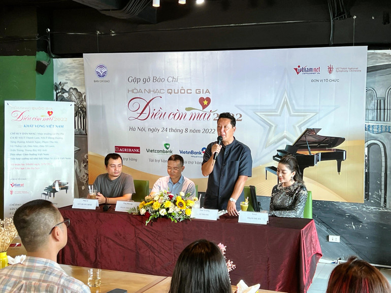 Nhạc trưởng Lê Phi Phi, người đồng hành lâu năm với hòa nhạc “Điều còn mãi”, trả lời câu hỏi tại buổi gặp gỡ báo chí.