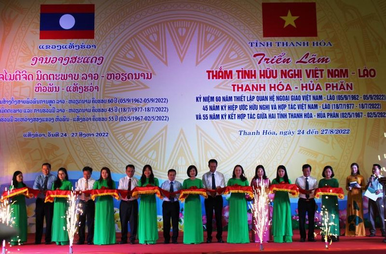 Các đại biểu cắt băng khai mạc triển lãm.