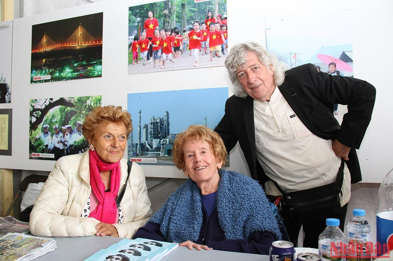 Bà Raymonde Dien cùng với bà Hélène Luc và ông Gerard Daviot, nguyên Chủ tịch Hội Hữu nghị Pháp-Việt, đến thăm Gian trưng bày do Báo Nhân Dân tổ chức tại Hội báo Nhân đạo ngày 12/9/2015.