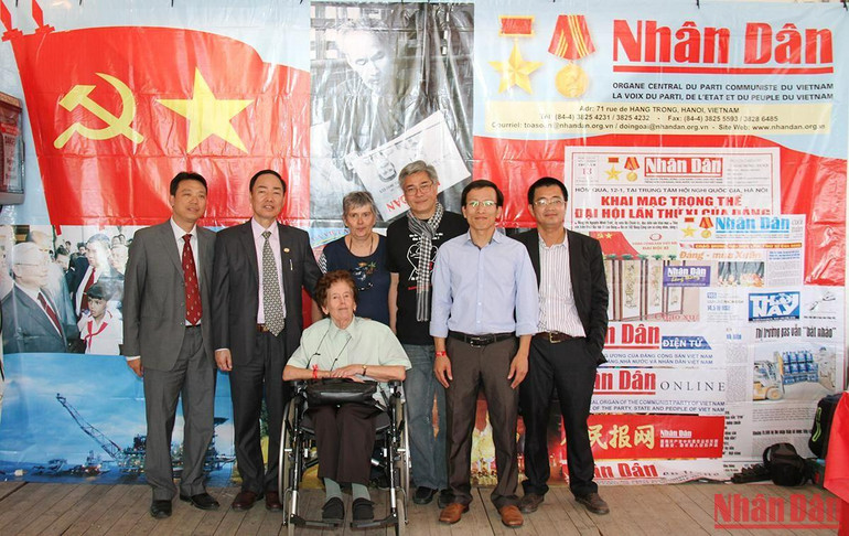 Đoàn Báo Nhân Dân do đồng chí Nguyễn Hải Đường, Ủy viên Ban Biên tập, làm trưởng đoàn, chụp ảnh lưu niệm cùng bà Raymonde Dien tại Gian trưng bày Báo Nhân Dân ngày 12/9/2014.