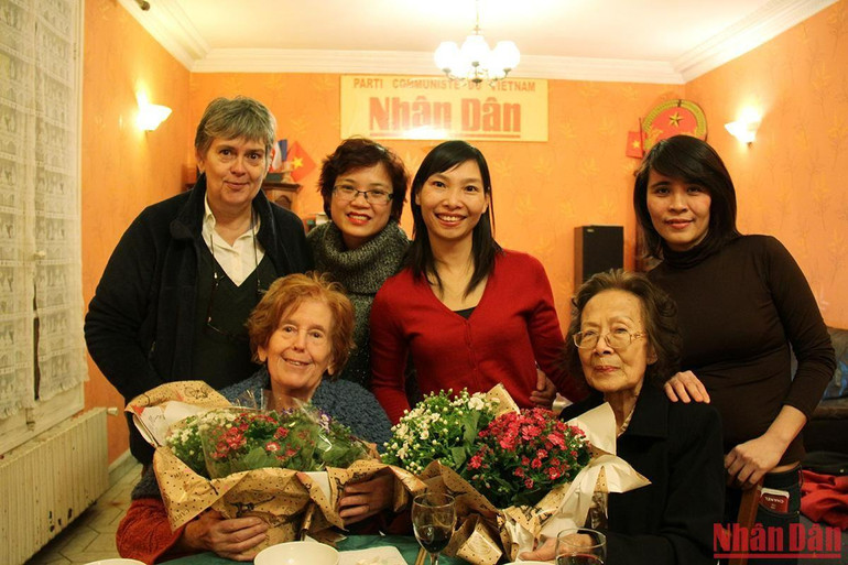 Các cơ quan báo chí Việt Nam thường trú tại Pháp tặng hoa bà Raymonde Dien và bà Thérèse Nguyễn Văn Ký, nguyên Chủ tịch Hội người Việt Nam tại Pháp, nhân Ngày Quốc tế phụ nữ tại cuộc gặp thật ấm cúng ở trụ sở của Cơ quan thường trú Báo Nhân Dân tại Pháp ngày 6/3/2015.