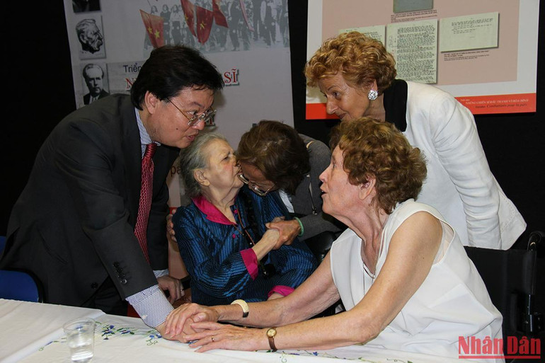 Đại sứ Việt Nam tại Pháp Dương Chí Dũng hỏi thăm sức khỏe bà Raymonde Dien tại Triển lãm "Những chiến sĩ vì hòa bình" do Trung tâm Văn hóa Việt Nam tại Pháp tổ chức ở Paris ngày 7/6/2014.