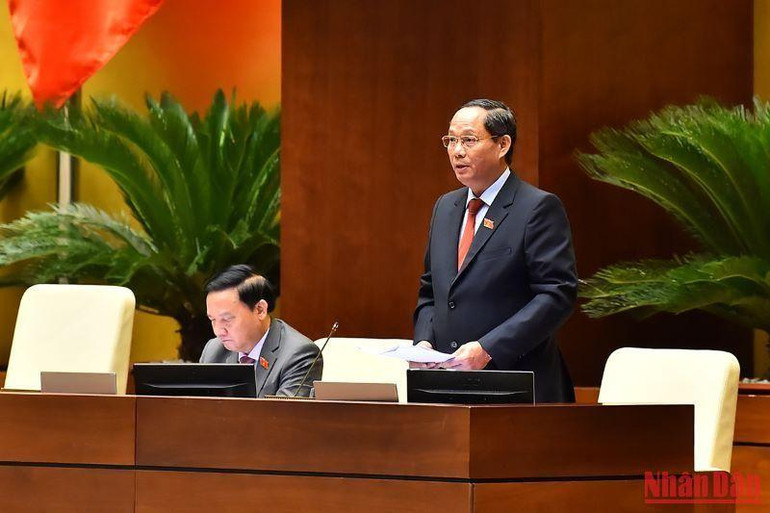 Phó Chủ tịch Quốc hội Trần Quang Phương điều hành phiên họp.