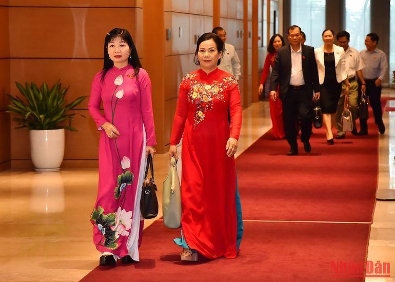 Các đại biểu Quốc hội tham dự ngày làm việc đầu tiên của tuần họp thứ ba tại Kỳ họp thứ 4 tại Nhà Quốc hội.