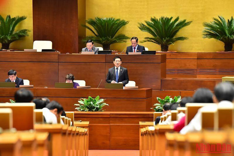 Vào cuối phiên họp ngày 31/10, các vị Bộ trưởng, trưởng ngành tham gia vào phần thảo luận với các ý kiến giải trình, tiếp thu để làm rõ vấn đề các đại biểu Quốc hội nêu.