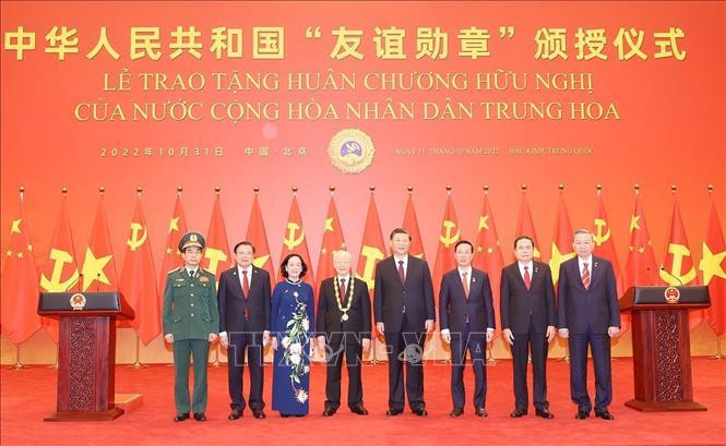 Tổng Bí thư, Chủ tịch Trung Quốc Tập Cận Bình và Tổng Bí thư Nguyễn Phú Trọng chụp ảnh chung với các thành viên Đoàn đại biểu cấp cao Việt Nam tại buổi lễ.