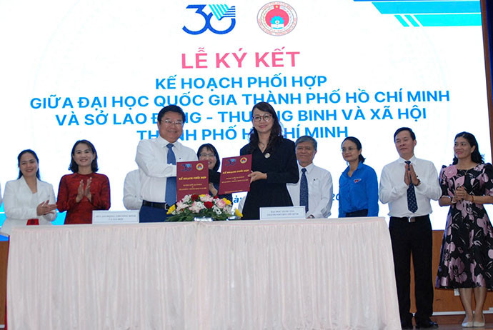 Ông Lê Văn Thinh, Giám đốc Sở Lao động-thương binh và xã hội Thành phố và bà Nguyễn Thị Thanh Mai, Phó Giám đốc Đại học Quốc gia TP.HCM ký kết quy chế phối hợp giữa 2 đơn vị.