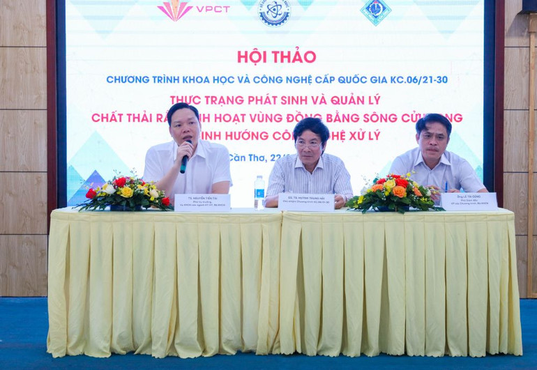 Đoàn Chủ tịch điều hành Hội thảo.