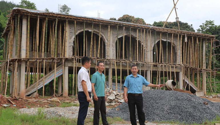 Lãnh đạo xã Chà Nưa, huyện Nậm Pồ kiểm tra tiến độ, chất lượng thi công công trình nhà văn hóa bản Nà Ín.