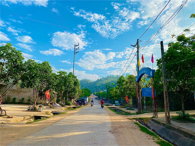 Với việc được đầu tư đồng bộ các công trình hạ tầng cơ sở, diện mạo xã biên giới Nà Hỳ, huyện Nậm Pồ đang từng ngày đổi thay.