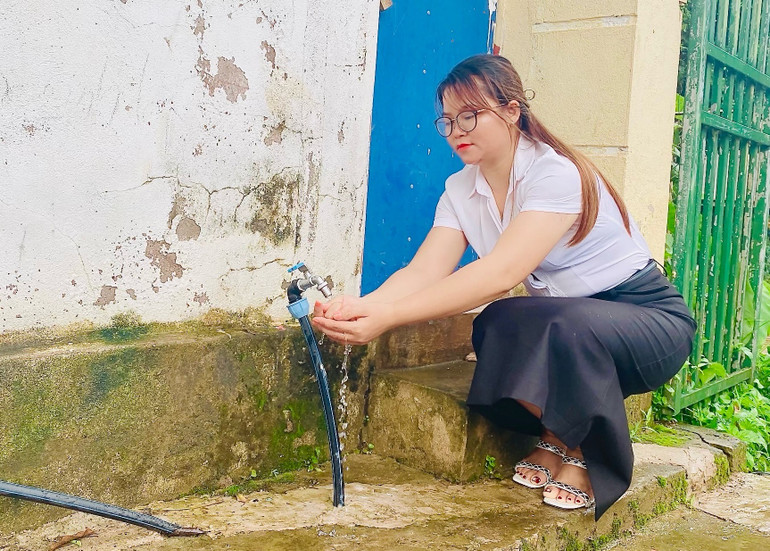 Được đầu tư công trình nước từ vốn chương trình mục tiêu quốc gia vùng đồng bào dân tộc thiểu số và miền núi, người dân khu vực trung tâm xã Nà Hỳ đã có hệ thống dẫn nước phục vụ sinh hoạt tại gia đình.