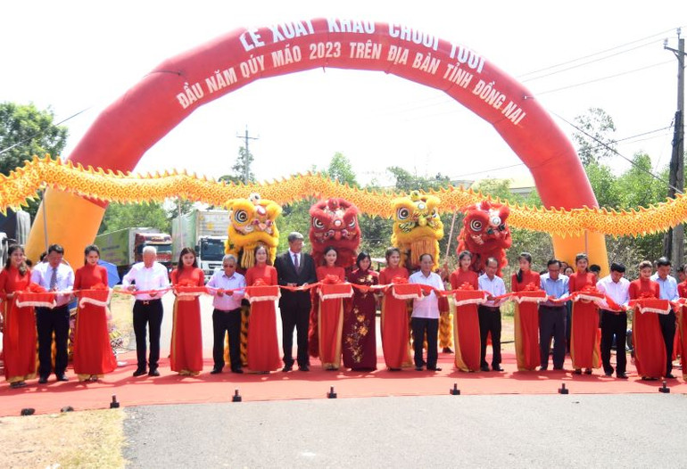 Các đại biểu thực hiện nghi thức xuất lô hàng chuối tươi đầu năm Quý Mão 2023 sang thị trường Trung Quốc.