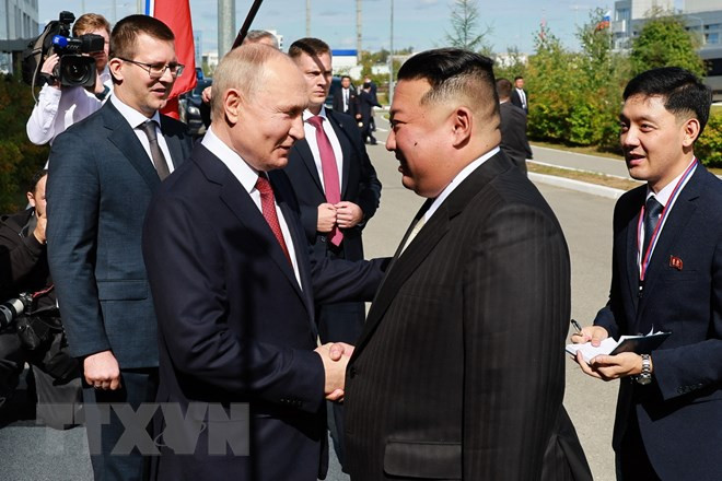 Tổng thống Nga Vladimir Putin (trái) và nhà lãnh đạo Triều Tiên Kim Jong-un (phải) trong cuộc gặp tại Sân bay vũ trụ Vostochny ở vùng Amur, Viễn Đông của Nga, ngày 13/9. (Ảnh: AFP/TTXVN)