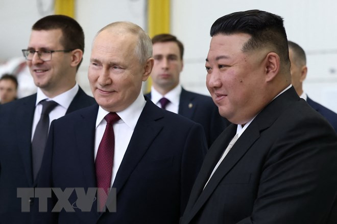 Tổng thống Nga Vladimir Putin (trái) và nhà lãnh đạo Triều Tiên Kim Jong-un (phải) trong cuộc gặp tại Sân bay vũ trụ Vostochny ở vùng Amur, Viễn Đông của Nga, ngày 13/9. (Ảnh: AFP/TTXVN)