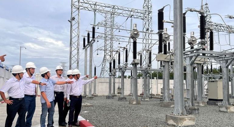 Đại diện Công ty Điện lực Bình Thuận và các đơn vị trên công trình trạm biến áp 110kV Tánh Linh và đường dây đấu nối vừa đóng điện thành công.