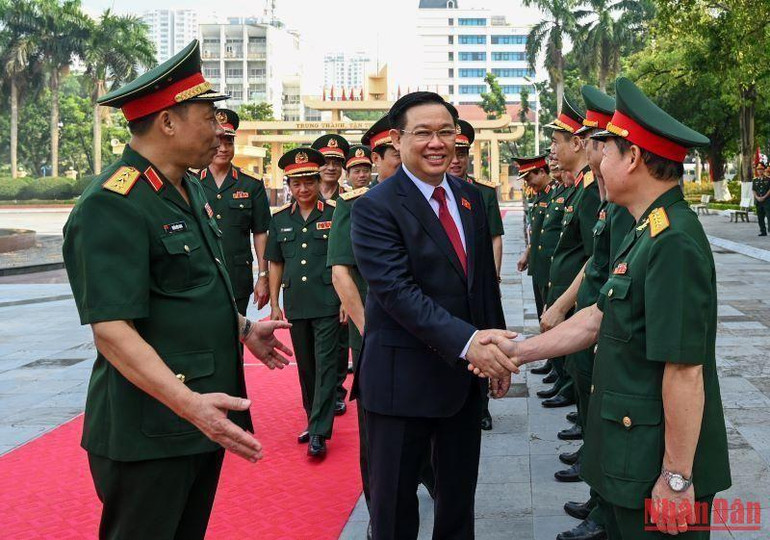 Chủ tịch Quốc hội Vương Đình Huệ với các đại biểu tại lễ khai giảng. Chủ tịch Quốc hội Vương Đình Huệ với các đại biểu tại lễ khai giảng.