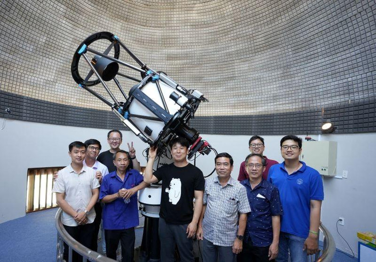 Hạng mục Trạm quan sát thiên văn phổ thông sử dụng kính thiên văn quang học đường kính ống 60cm (lớn nhất tại Việt Nam hiện nay). Ngoài ra, còn có các kính thiên văn phổ thông, các máy móc hỗ trợ… giúp quan sát các hành tinh của hệ mặt trời và thiên hà. Hạng mục Trạm quan sát thiên văn phổ thông sử dụng kính thiên văn quang học đường kính ống 60cm (lớn nhất tại Việt Nam hiện nay). Ngoài ra, còn có các kính thiên văn phổ thông, các máy móc hỗ trợ… giúp quan sát các hành tinh của hệ mặt trời và thiên hà.