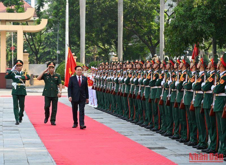 Chủ tịch Quốc hội Vương Đình Huệ duyệt đội danh dự tại lễ khai giảng. Chủ tịch Quốc hội Vương Đình Huệ duyệt đội danh dự tại lễ khai giảng.