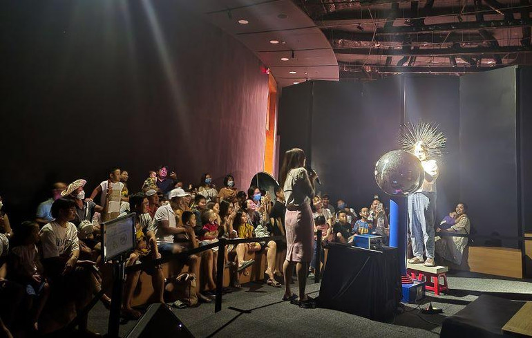 Khách tham quan trải nghiệm show khoa học về Tĩnh điện. Khách tham quan trải nghiệm show khoa học về Tĩnh điện.