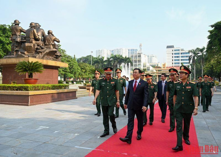 Chủ tịch Quốc hội Vương Đình Huệ dự lễ khai giảng năm học 2022-2023 tại Học viện Quốc phòng. Chủ tịch Quốc hội Vương Đình Huệ dự lễ khai giảng năm học 2022-2023 tại Học viện Quốc phòng.