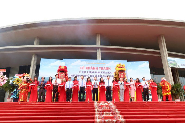 Tổ hợp Không gian khoa học khởi công vào tháng 9/2015, khánh thành vào ngày 29/4/2022. Tổng diện tích Tổ hợp hơn 4ha; trong đó, tòa nhà chính của Tổ hợp không gian khoa học có diện tích 7.200m2, có các hạng mục thiết bị chuyên ngành phục vụ phổ biến khoa học như: Nhà chiếu hình vũ trụ và Khu khám phá khoa học. Tổ hợp Không gian khoa học khởi công vào tháng 9/2015, khánh thành vào ngày 29/4/2022. Tổng diện tích Tổ hợp hơn 4ha; trong đó, tòa nhà chính của Tổ hợp không gian khoa học có diện tích 7.200m2, có các hạng mục thiết bị chuyên ngành phục vụ phổ biến khoa học như: Nhà chiếu hình vũ trụ và Khu khám phá khoa học.