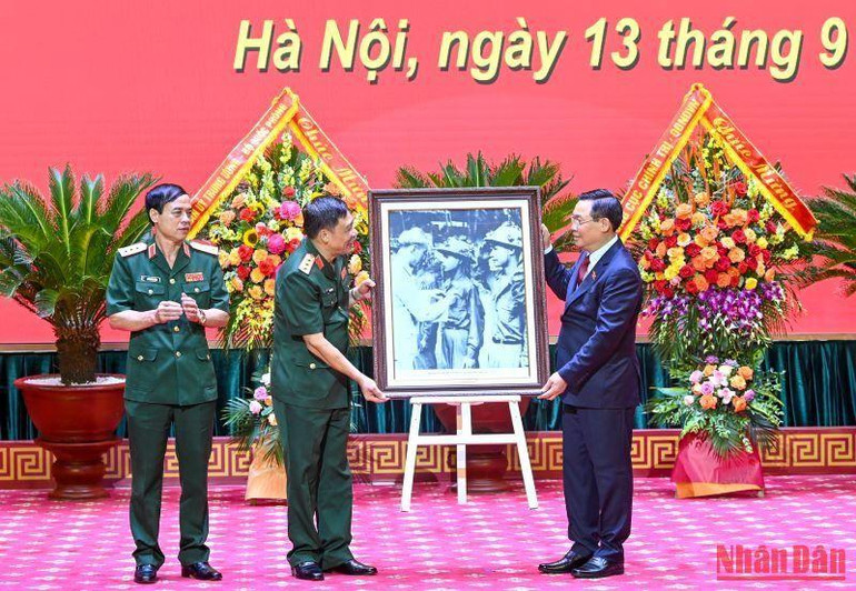 Chủ tịch Quốc hội Vương Đình Huệ tặng quà lưu niệm cho Học viện Quốc phòng. (Ảnh Duy Linh)