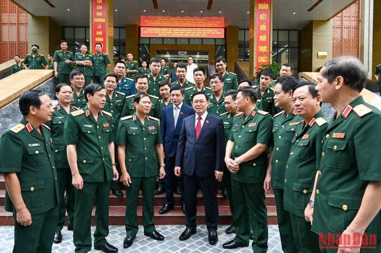 Chủ tịch Quốc hội Vương Đình Huệ cùng lãnh đạo Bộ Quốc phòng, Học viện Quốc phòng với các học viên tại lễ khai giảng. (Ảnh Duy Linh)