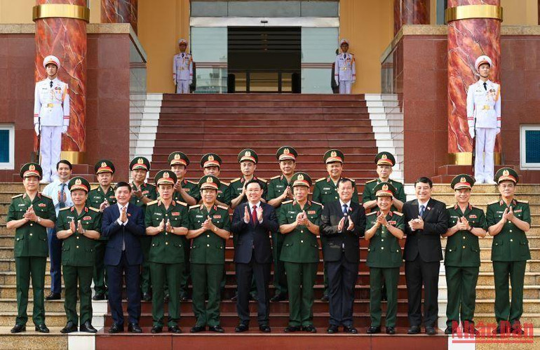 Chủ tịch Quốc hội Vương Đình Huệ và các đại biểu chụp ảnh lưu niệm với các đồng chí lãnh đạo Học viện Quốc phòng. Chủ tịch Quốc hội Vương Đình Huệ và các đại biểu chụp ảnh lưu niệm với các đồng chí lãnh đạo Học viện Quốc phòng.