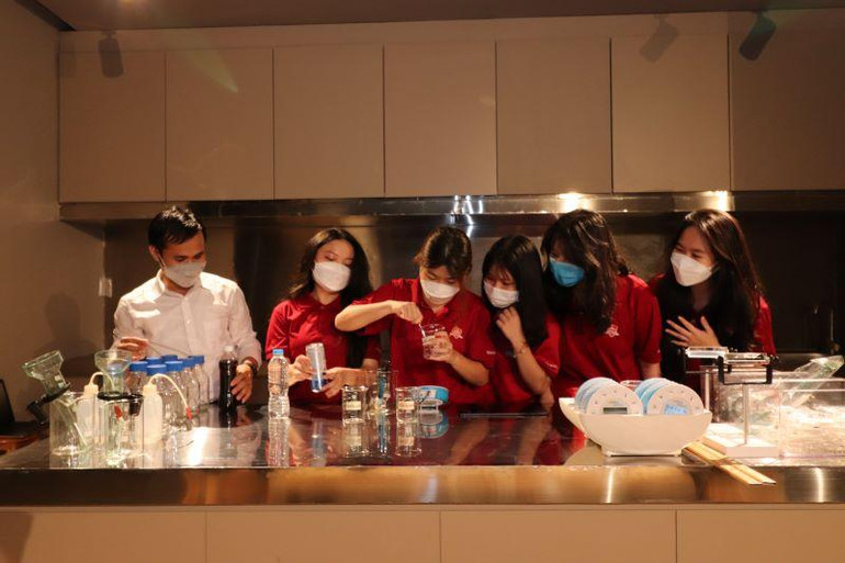 Tổ hợp Không gian khoa học là địa điểm được nhiều cơ sở giáo dục trong và ngoài tỉnh Bình Định chọn làm nơi để các em học sinh thực hành thí nghiệm Hóa học tại căn phòng “Chơi mà học”. Tổ hợp Không gian khoa học là địa điểm được nhiều cơ sở giáo dục trong và ngoài tỉnh Bình Định chọn làm nơi để các em học sinh thực hành thí nghiệm Hóa học tại căn phòng “Chơi mà học”.