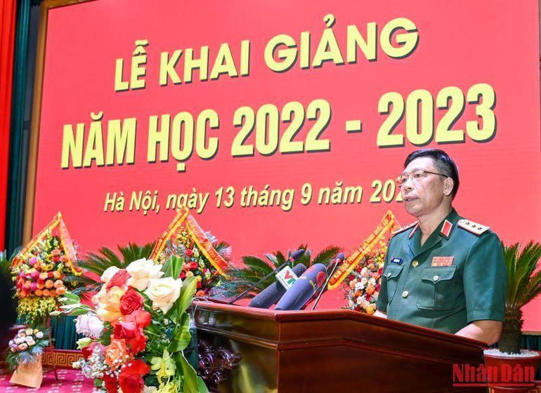 Thượng tướng Trần Việt Khoa, Giám đốc Học viện Quốc phòng phát biểu tại lễ khai giảng. Thượng tướng Trần Việt Khoa, Giám đốc Học viện Quốc phòng phát biểu tại lễ khai giảng.
