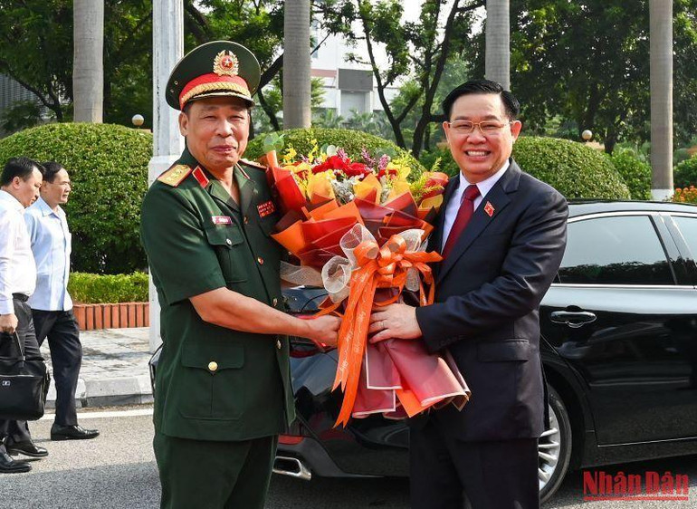 Thượng tướng Trần Việt Khoa, Giám đốc Học viện Quốc phòng tặng hoa Chủ tịch Quốc hội Vương Đình Huệ. Thượng tướng Trần Việt Khoa, Giám đốc Học viện Quốc phòng tặng hoa Chủ tịch Quốc hội Vương Đình Huệ.