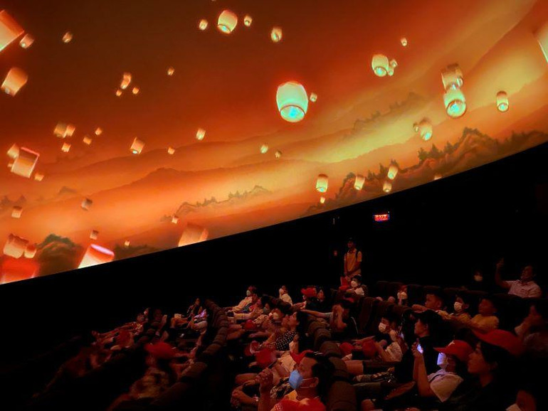 Phòng chiếu hình vũ trụ với đặc trưng là màn hình vòm bán cầu đường kính 12m, khán phòng 80 chỗ ngồi. Đây là điểm nhấn, thu hút đông đảo du khách đến tham quan, trải nghiệm của Tổ hợp. Phòng chiếu hình vũ trụ với đặc trưng là màn hình vòm bán cầu đường kính 12m, khán phòng 80 chỗ ngồi. Đây là điểm nhấn, thu hút đông đảo du khách đến tham quan, trải nghiệm của Tổ hợp.