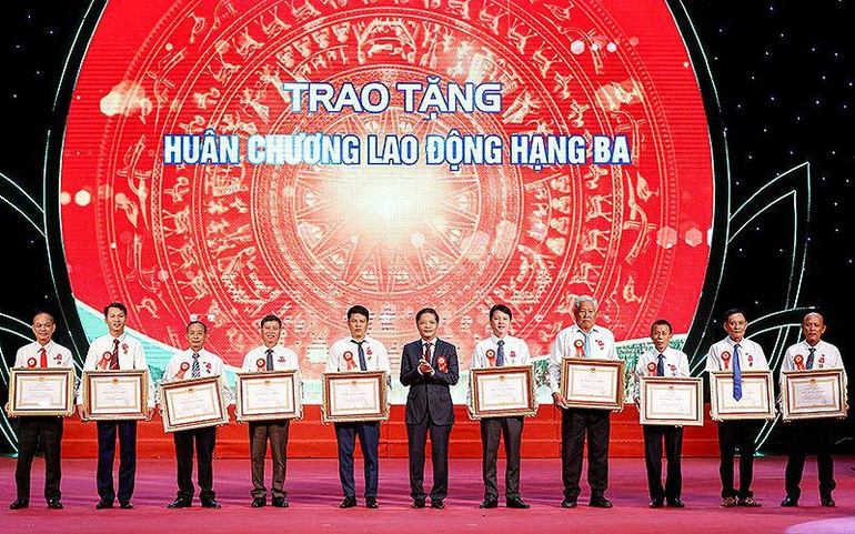 Đồng chí Trần Tuấn Anh trao Huân chương Lao động hạng Ba tặng 10 nông dân có thành tích đặc biệt xuất sắc trong phong trào “Nông dân thi đua sản xuất, kinh doanh giỏi, đoàn kết giúp nhau làm giàu và giảm nghèo bền vững”, giai đoạn 2017-2022. Đồng chí Trần Tuấn Anh trao Huân chương Lao động hạng Ba tặng 10 nông dân có thành tích đặc biệt xuất sắc trong phong trào “Nông dân thi đua sản xuất, kinh doanh giỏi, đoàn kết giúp nhau làm giàu và giảm nghèo bền vững”, giai đoạn 2017-2022.