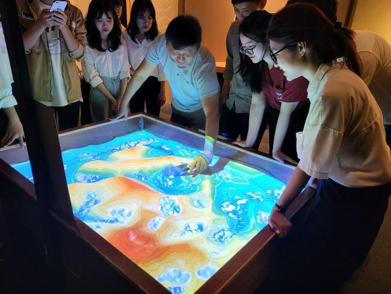 Học sinh trải nghiệm mô hình Sa bàn cát tại Trung tâm Khám phá khoa học và Đổi mới sáng tạo. Học sinh trải nghiệm mô hình Sa bàn cát tại Trung tâm Khám phá khoa học và Đổi mới sáng tạo.