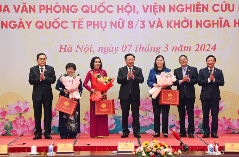 Chủ tịch Quốc hội Vương Đình Huệ tặng hoa, tặng quà chúc mừng các nữ đại biểu Quốc hội. Chủ tịch Quốc hội Vương Đình Huệ tặng hoa, tặng quà chúc mừng các nữ đại biểu Quốc hội.
