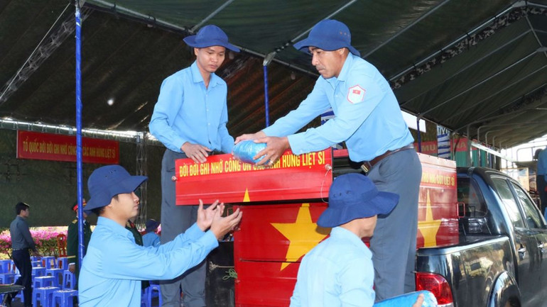 Các chiến sĩ Đội K72 đưa các hài cốt liệt sĩ về nơi an nghỉ cuối cùng